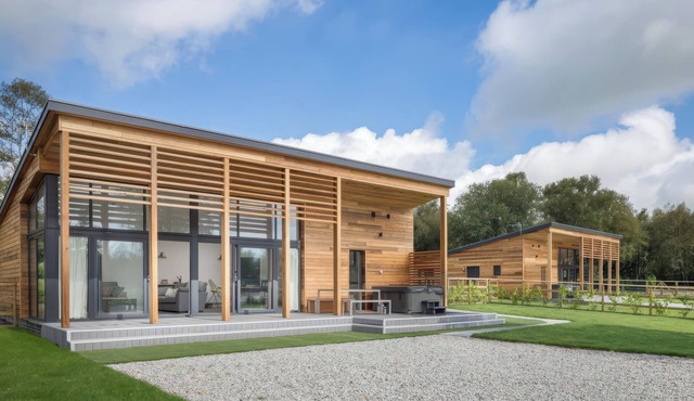 SILVER BIRCH, pet friendly, with hot tub in Dolton