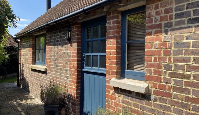 Silver Cottage, Hunton. Beautiful, secluded cottage. Idyllic Location. Parking