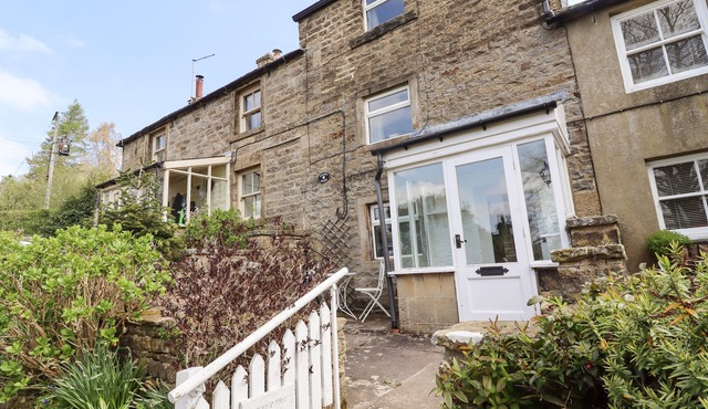 SILVER HILL COTTAGE, character holiday cottage in Pateley Bridge