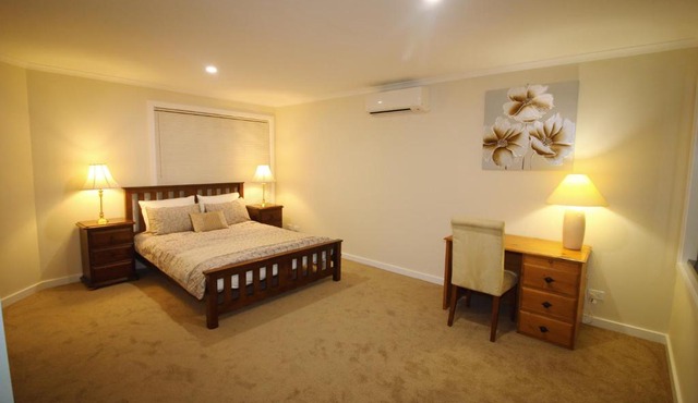 Silver House - Melbourne Airport Accommodation - 7 Minutes from Melbourne Airport
