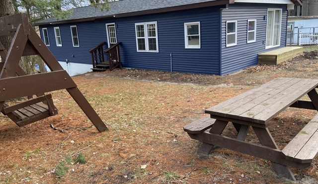Silver Lake Cottage. 1 Mile from Sand Dunes. Quiet Street. Sleeps 12-14.