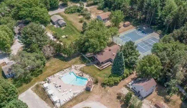 Silver Lake Home with beach access, neighborhood pool and games!