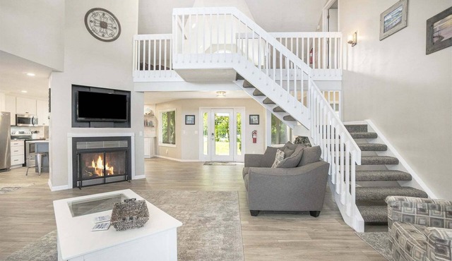 Silver Lake Retreat: Private Lake Access & Swimming Pool, Sandy Beach, Fire Pit