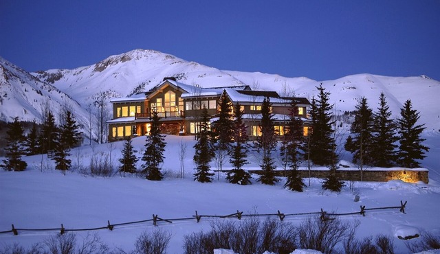 Silver Lane/Luxury 5,200 Sq.Ft Home/Walk to Ski Access/Hot Tub/Gourmet Kitchen