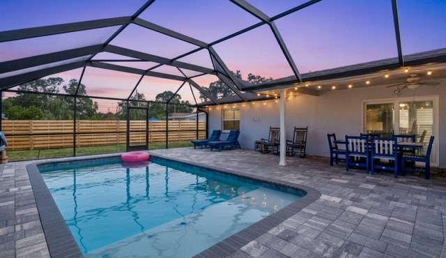 Silver Palm Retreat: Pool, Game Room & Walkable to Gulf Gate Dining