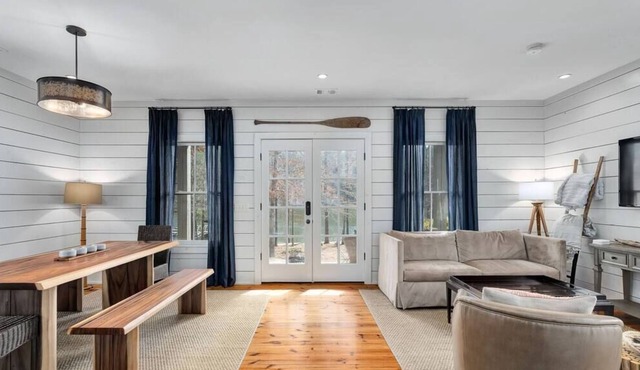 Silver Rock Cove Shoreline Cottage on Smith Lake