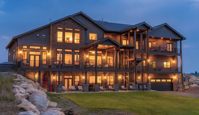 Silver Shores Lodge+Hotub+Theater+LakeSIde+NearYNP