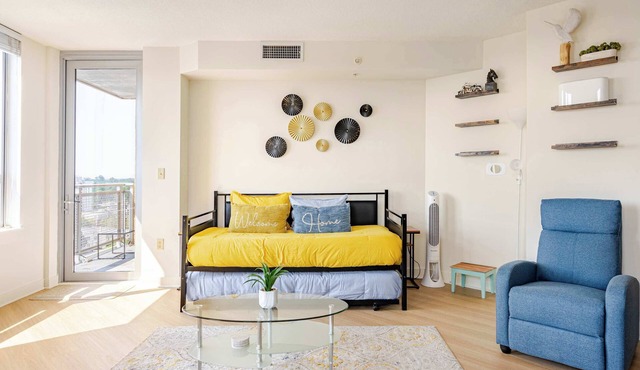 Silver Spring 2BR near DC Metro Red Line - Pool, Gym, Parking, Monthly OK