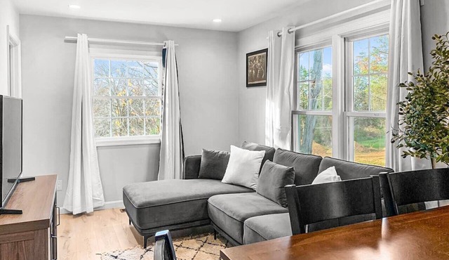 Silver Spring Serenity: 2BR/2BA, Nature & Access`