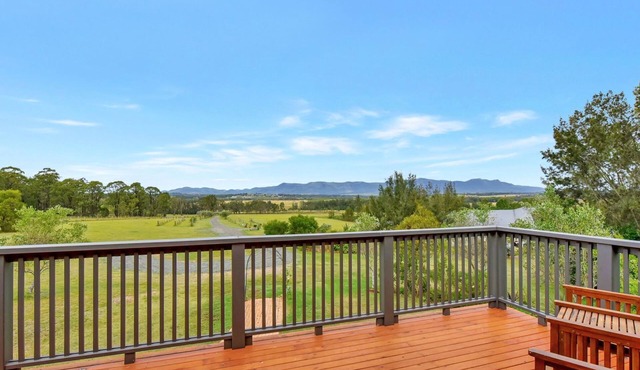 Silver Springs (4br) Cottage, with Wifi, Views, Olives and Space