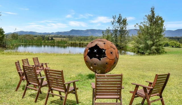 Silver Springs 6br Luxury Homestead with Wifi, Pool. Fireplace, Views, Olives and Space