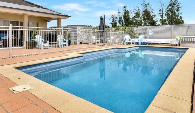 Silver Springs Estate 4br house + 6br house with Wifi, Pool. Fireplace, Views, Olives and Space