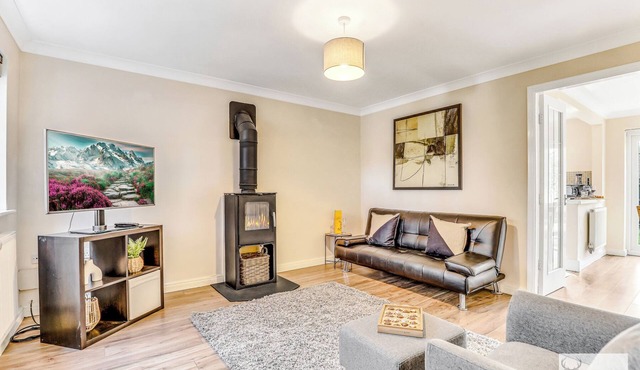 Silver Stag Properties, 3 BR w/Parking and Garden