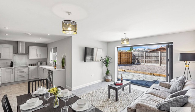 Silver Stag, Glamorous 5 BR House