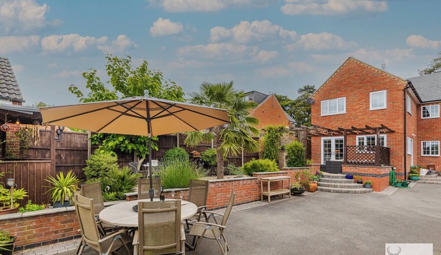 Silver Stag Properties, Luxurious 4 BR Haven