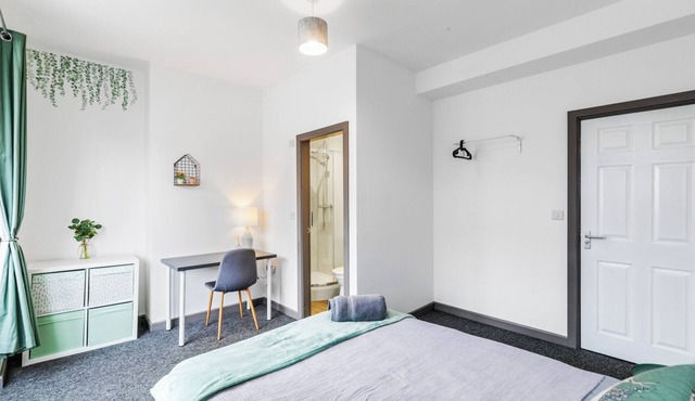 Silver Stag Properties, Ensuite 5 BR House