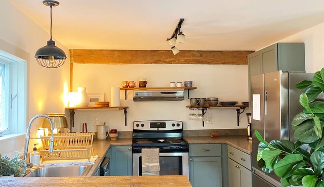 Silver Street Farmhouse Suite. Cozy apartment with great ski access!