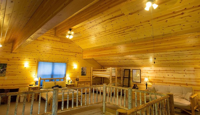 Silver Willows Sarva Cabin on 4 Acres by the Creek