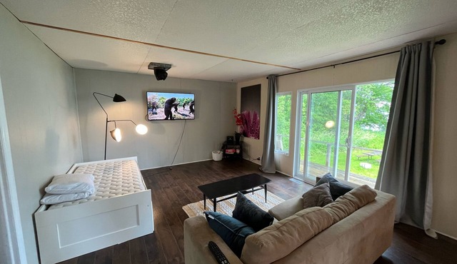 Silver Wood Cottage overlooking Lake Simcoe!
