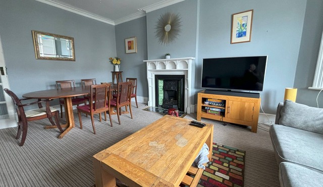 Silverdale Sunbeams, very spacious apartment walking distance to beach and town
