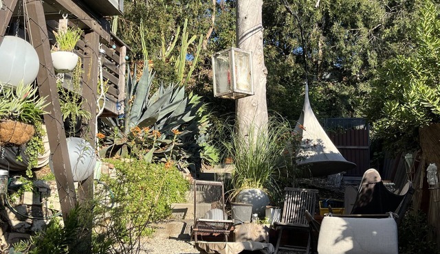 Silverlake Hills Staircase Apt, with hot tub access!