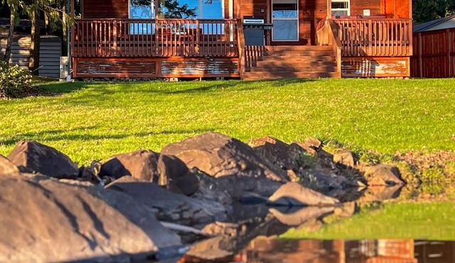 Silverlake Lake Front Cabin w/Hot Tub, Private Dock, Fishing, Kayaking & Firepit