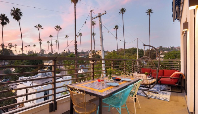 Silverlake Sunset Treehouse Art-Filled Escape w/Jacuzzi + Sauna | AvantStay