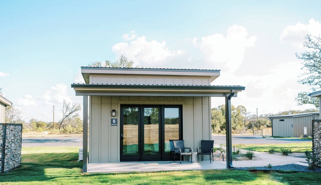 Silverstone/Casita #5 - Private Porch, Luxury, Country Feels, Walk to Wineries