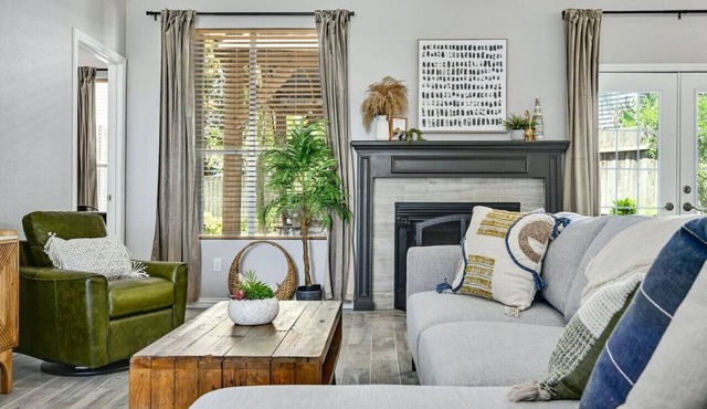 `Silverwood` Pet-Friendly! Fire Pit! Near Domain!