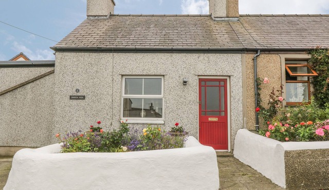 SIMDDA WEN COTTAGE, pet friendly, with open fire in Llanfaethlu