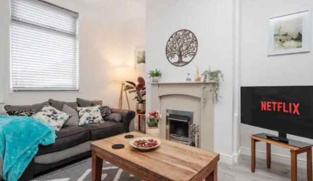 Simons 2 bed home on the outskirts of Liverpool with great links to the City