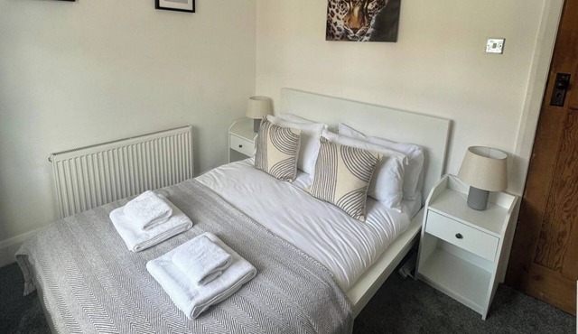 Simonside Apartment - Sleeps 6 - Pets Ok - Parking