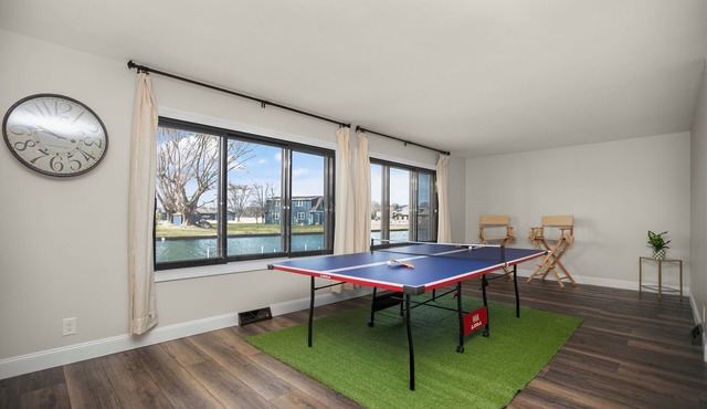 Simonton Lake house with Pontoon, Kayaks, Ping Pong, Fire Pit, + Outdoor Darts