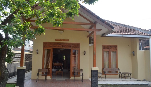 Simple 3BR House in Yogyakarta + WiFi + TV + Hot Water