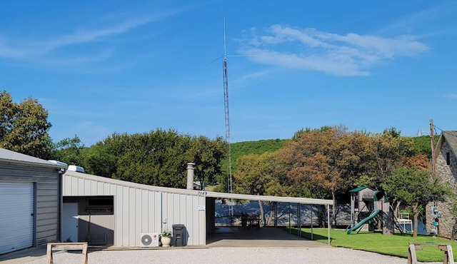 Simple and Clean - Great Location Near Boatramps