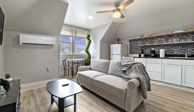 Simple and Clean One Bedroom Apt in Highland Park