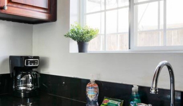 Simple Bliss Studio: King Bed, Full Kitchen, and Wi-Fi for Couples & Solo Travelers!