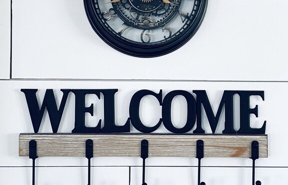 🌻SIMPLE, bright & clean home minutes from Johnston Memorial Hospital.