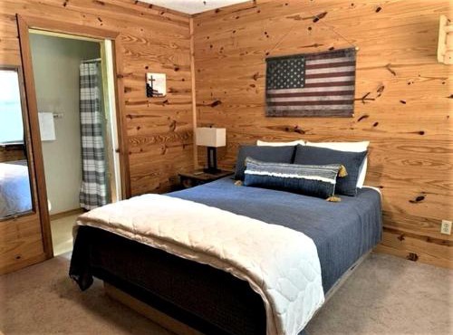 Simple Cabin with Queen Sized Bed near the Ozark National Forest, Perfect for a Glamping Getaway