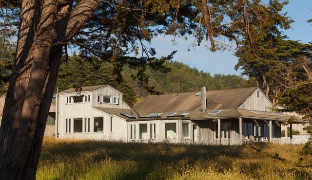 Simple, Charming and Serene. Located in the Meadow with Ocean Views