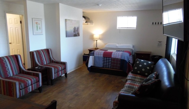 Simple, Clean, and Quiet Lakeside Getaway