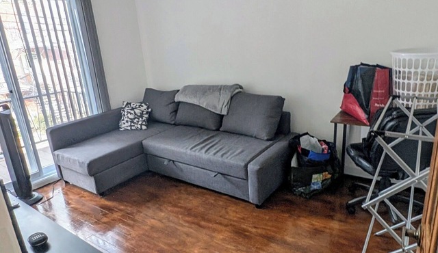 Simple, Clean,close to metro and groceries, marche atwater, canal lachine