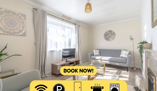 Simple Comforts: 2BR Flat with Free Parking in Newcastle-under-Lyme