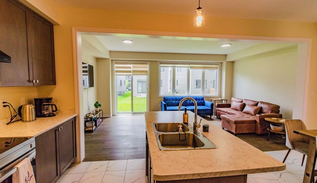Simple Comforts: 4 Bedroom Family Home in Thorold | 10 Min to Falls