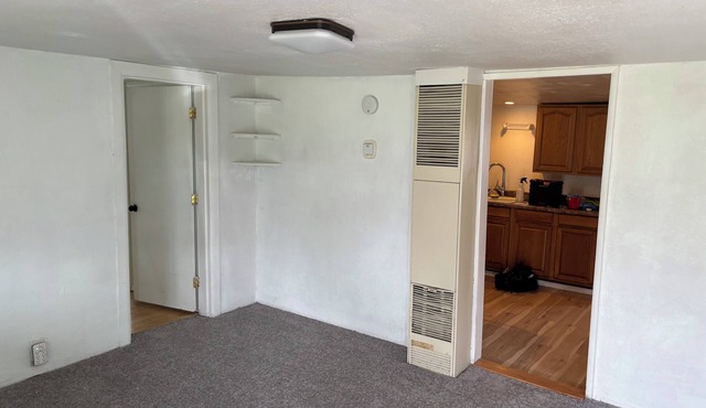 Simple cottage, 1 bedroom and a detached room in Grants Pass with WiFi and AC.