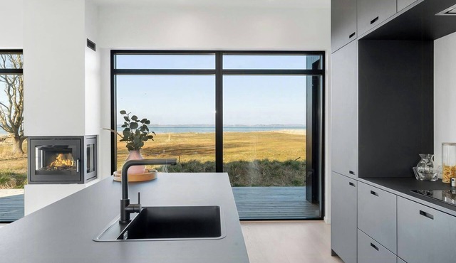 Simple elegance and panoramic sea view at Kulhuse