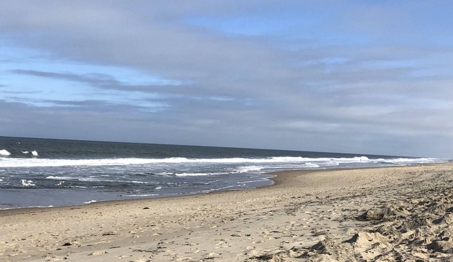 Simple Family Beach house: one floor & steps to ocean. V. close beach location