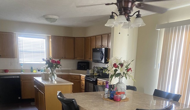 Simple Home in Fishers! Close to main highway, shopping and restaurants!