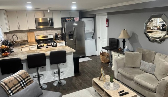 Simple Luxury, 1 bdrm 1 bath-Full Kitchen - Cozy Private Garden Apt in Evanston!