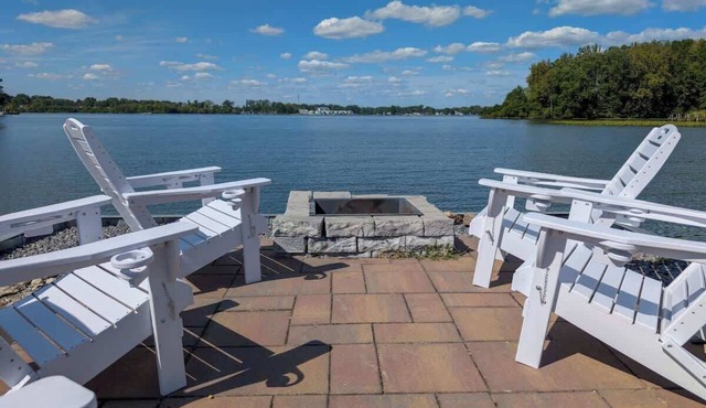 Simple & Spacious | Sleeps 18 | King | EV | Lake